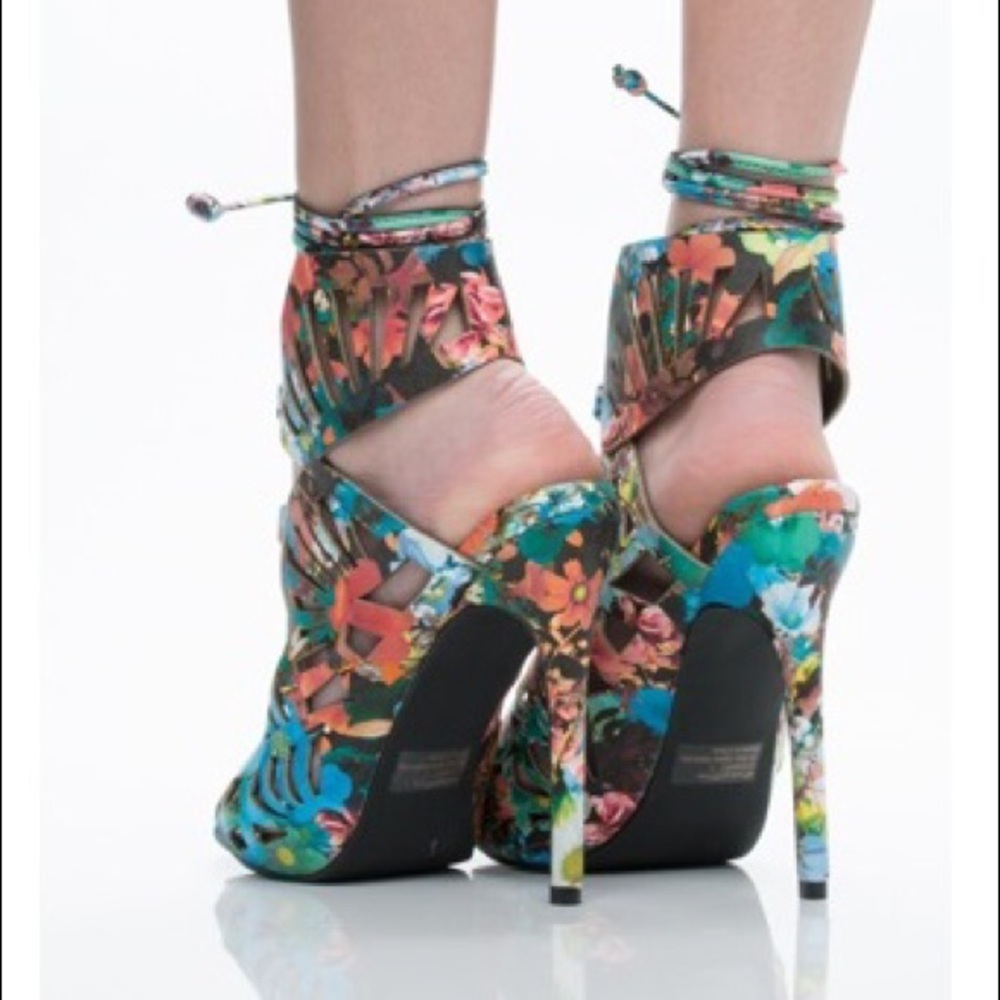 Privileged Size 6 Floral Heels - Picture 5 of 5